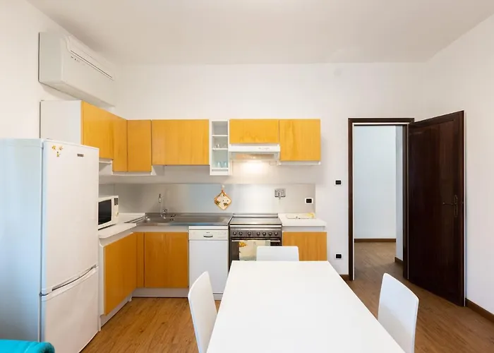 Lame, By Short Holidays * Bologne