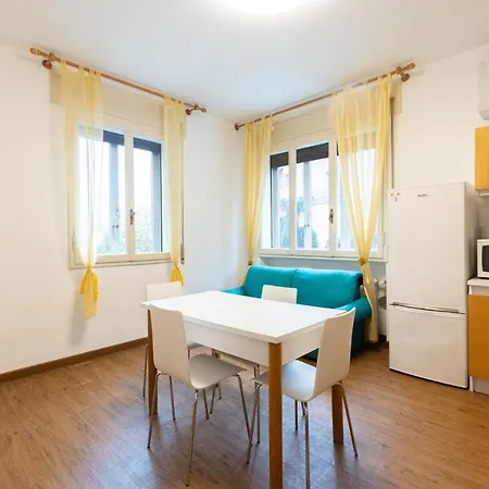 Lame, By Short Holidays Bolonia