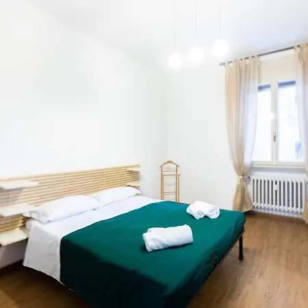 Lame, By Short Holidays Daire Bolonya